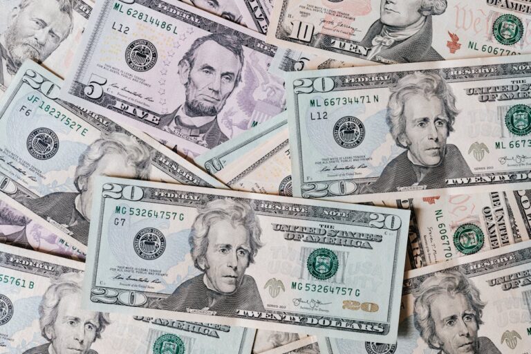 Big Banks Join Crypto: Societe Generale Debuts Dollar Stablecoin